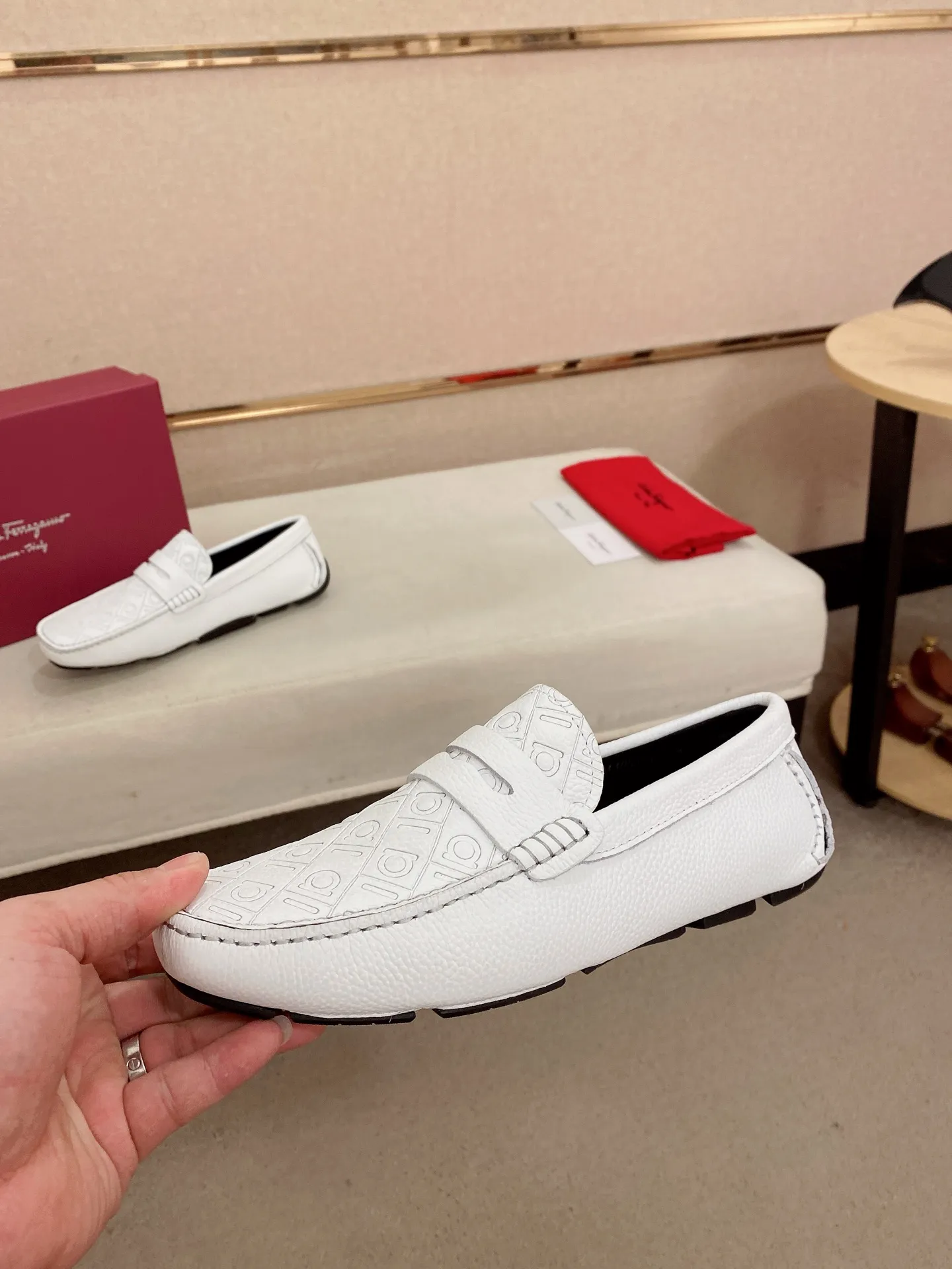 Men's shoes💰: 560💰High-end quality! Ferragamo🆕🆕Exclusive hot-selling products in stock🔥🔥New products on the shelves, high-quality Ferragamo men's pea shoes, high-end casual driving shoes, with complete packaging! 💪 💪 Material: imported first-layer pebbled cowhide 🐂 + imported high-quality water-dyed cowhide lining + wear-resistant outsole 👍🏻👍🏻 Features: high-end and comfortable, purely handmade 🚀 🚀 Create the perfect shoe that suits you best 🔥 🔥 Size: (38-44) 45 standard size can be customized!